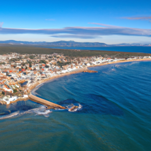 Una fotografía de L'Escala en Catalunya. Mar Mediterraneo. Como si fuese tomada desde un dron, desde el cielo. --photo