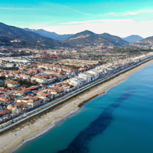 Una fotografía de Premià de Mar en Catalunya. Mar Mediterraneo. Como si fuese tomada desde un dron, desde el cielo. --photo