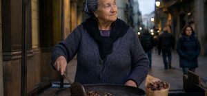 Castanyera torrant castanyes al seu carrer de Barcelona per la Castanyada, el dia de Tots Sants